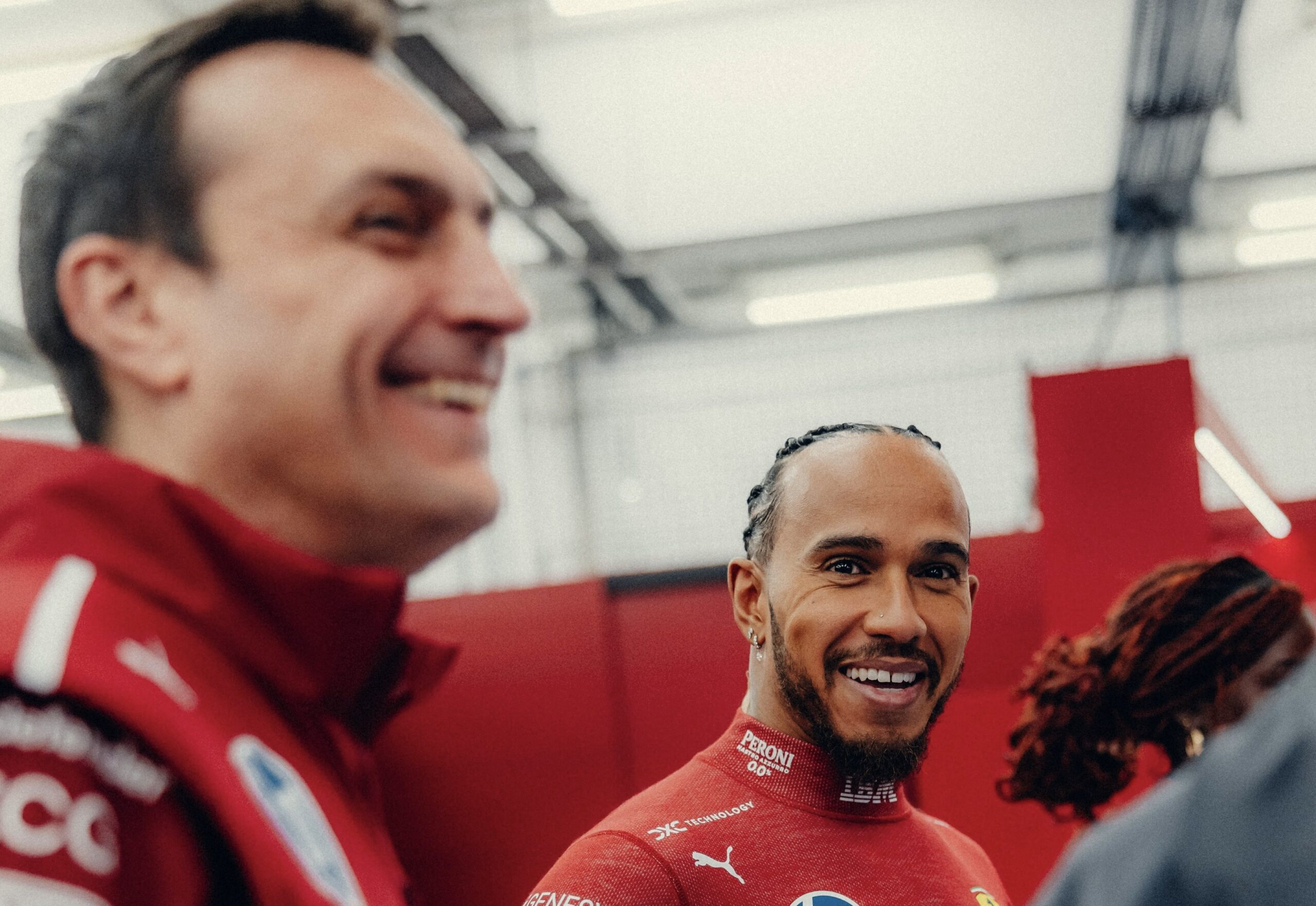 Hamilton elogia ritmo de corrida da McLaren e fala que Ferrari “tem trabalho a fazer”