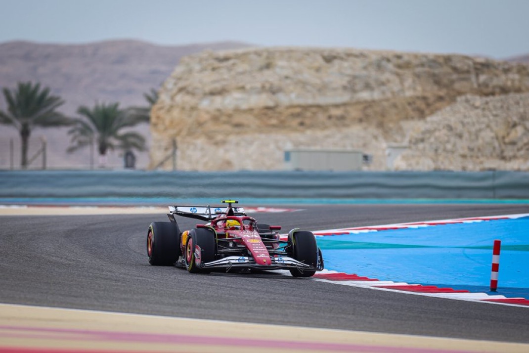 Hamilton lidera manhã atrapalhada por chuva em 2º dia de testes da Fórmula 1 no Bahrein