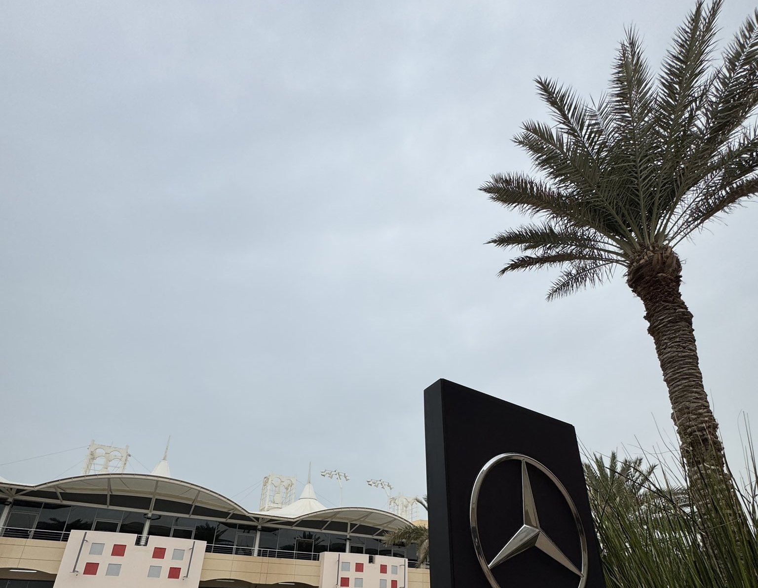 Fórmula 1 encara dia 2 de testes coletivos em clima frio e vento intenso no Bahrein