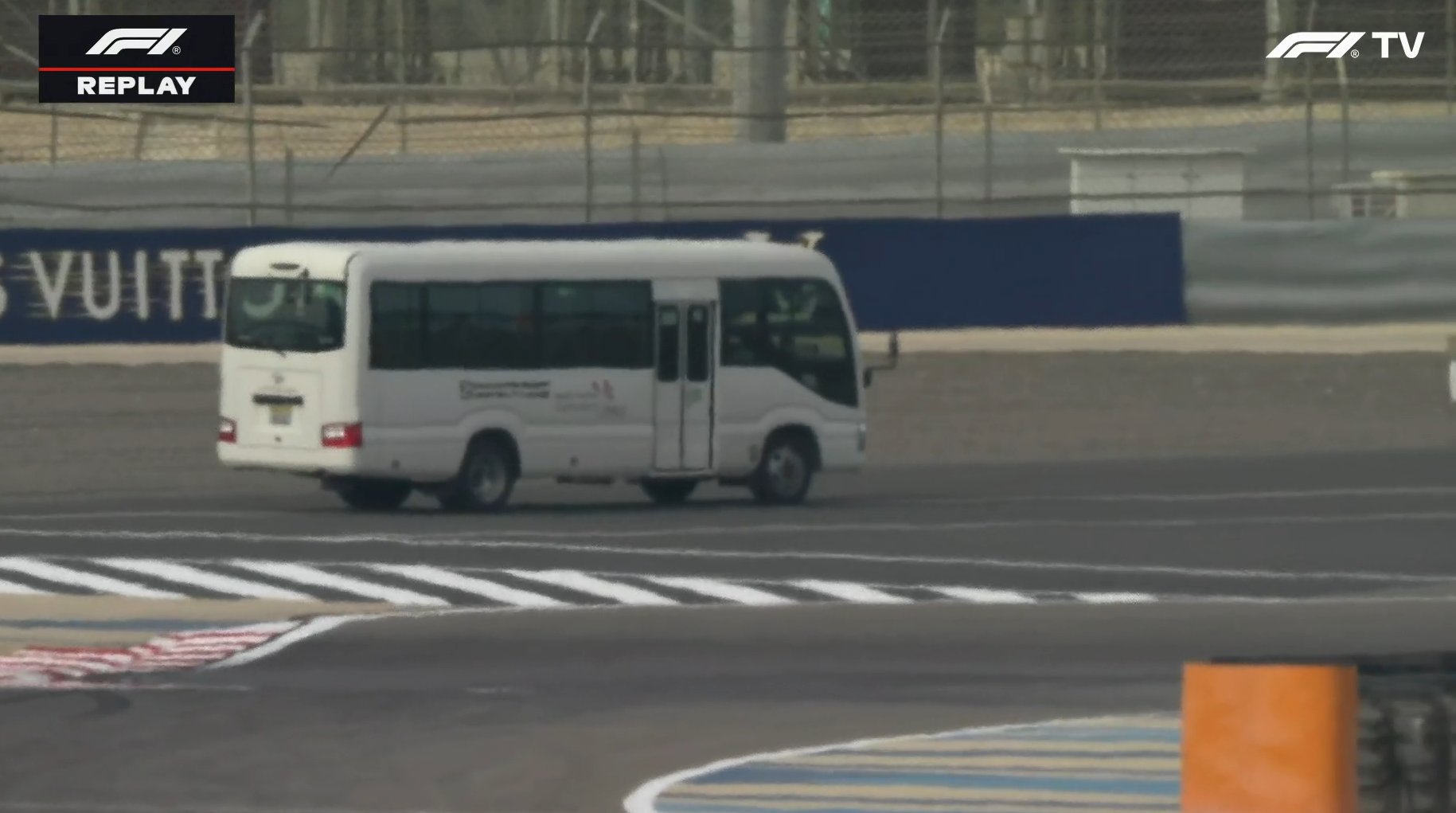 Ônibus invade pista e causa 3ª bandeira vermelha em testes coletivos da F1 no Bahrein