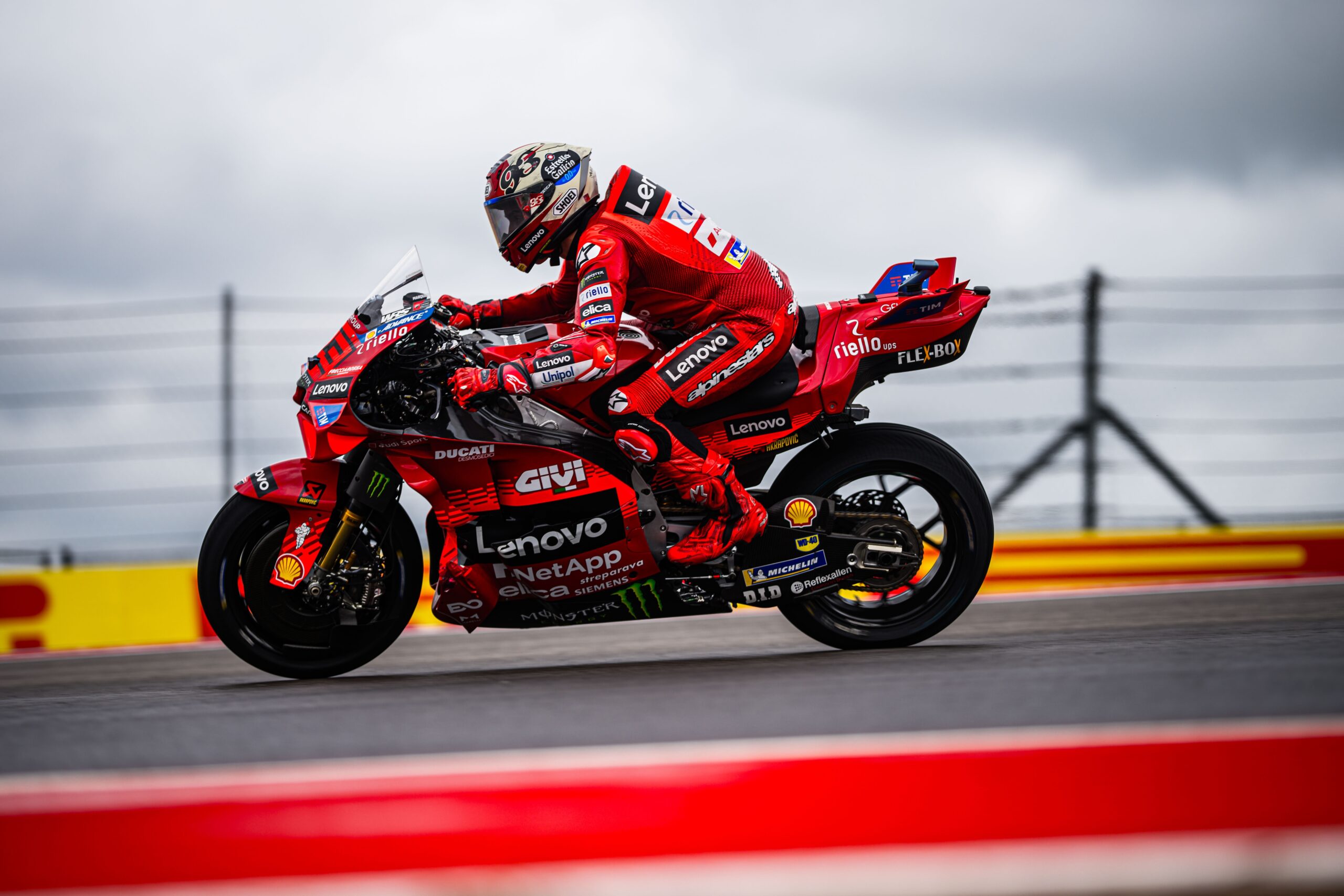 Marc Márquez evita queda espetacular e vence sprint da MotoGP em Austin. Bagnaia é 3º