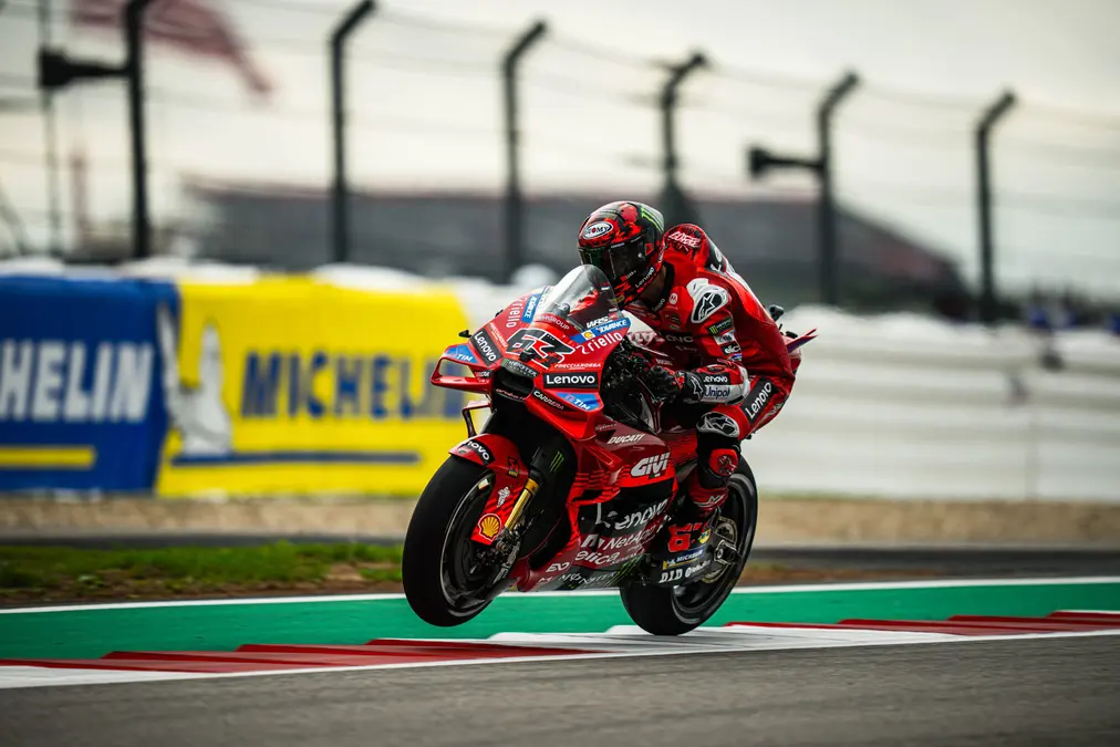 Bagnaia aprovecha caída de Márquez y vence en caótico GP de las Américas de MotoGP