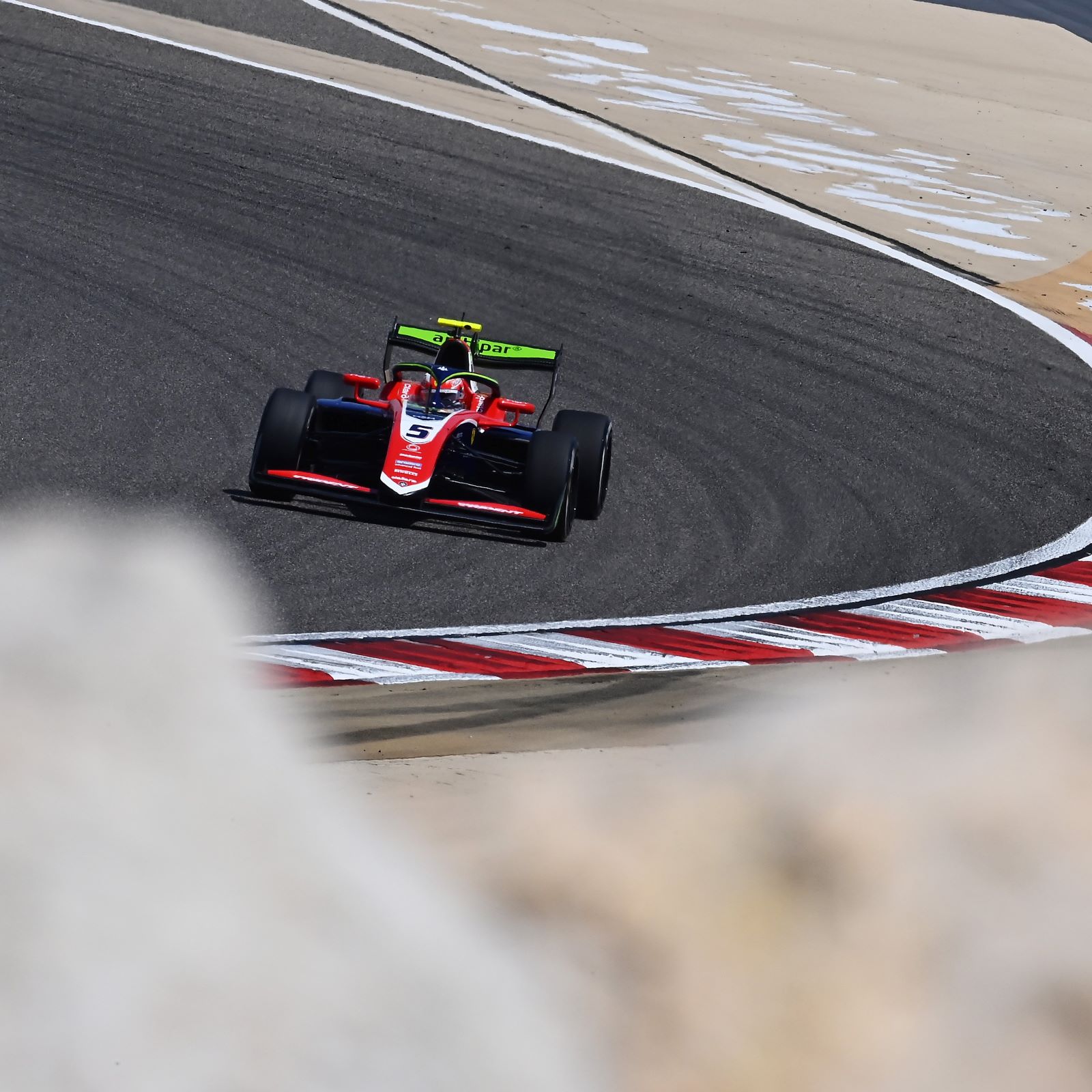 Câmara neutraliza adversários no fim e crava pole-position da rodada da F3 no Bahrein