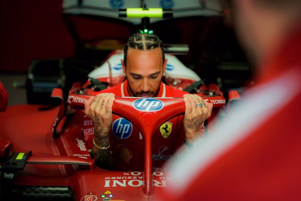 Hamilton señala a la desconfianza como «tontería» y aconseja para la mejora de Ferrari