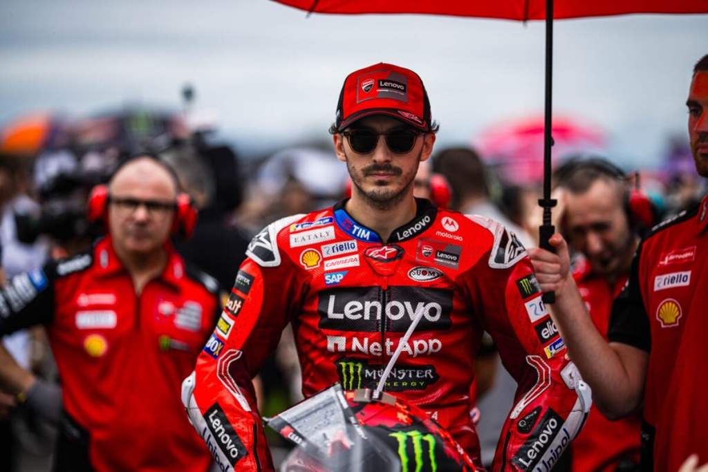 Bagnaia vive su “peor momento” en MotoGP y analiza volver a la Ducati antigua en EE.UU.