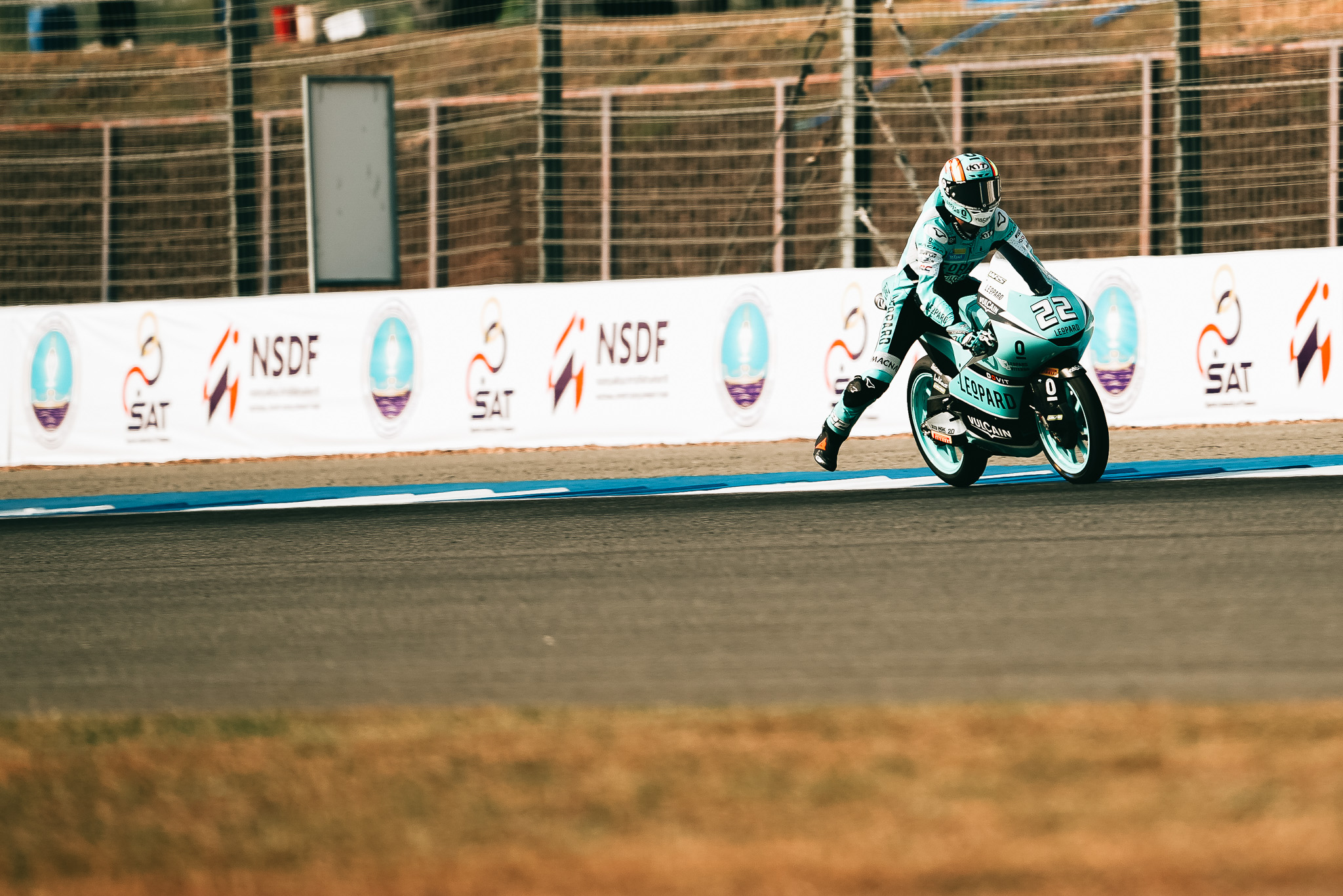 Almansa aparece na reta final e lidera primeiro dia da Moto3 na Argentina. Carpe é 2º