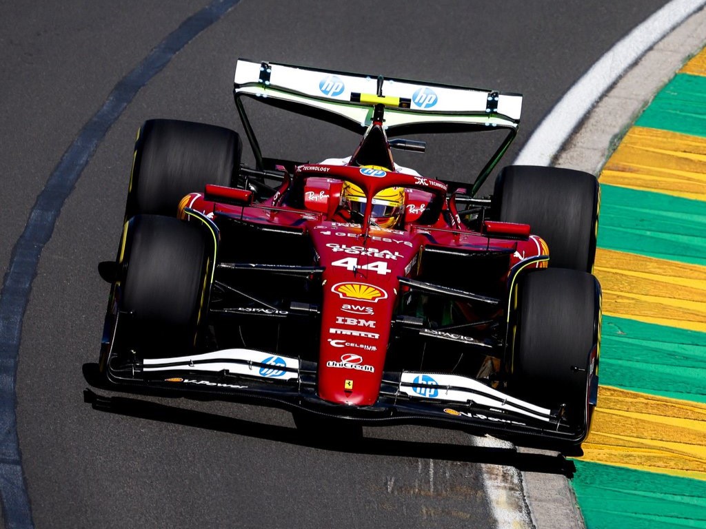Hamilton explica que tiene que adaptar su estilo de manejo a Ferrari: «Es muy diferente»