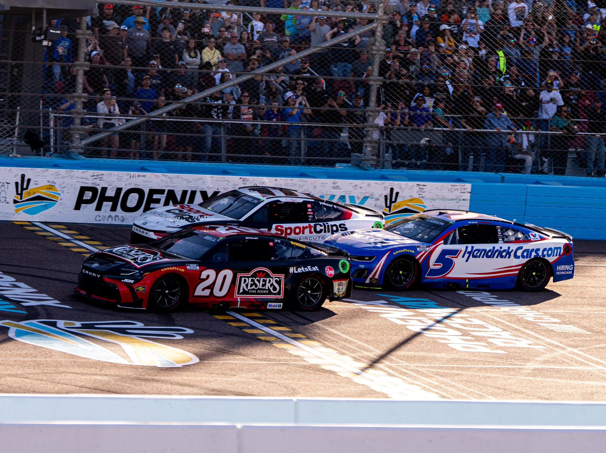 Bell supera a Hamlin en la meta en Phoenix y gana por 3ª vez consecutiva en Nascar 2025