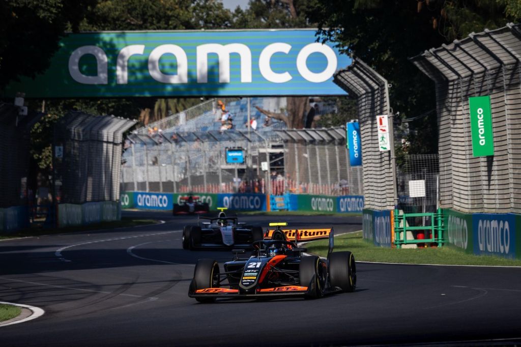 Ramos resiste ataque de Stenshorne y gana el sprint de la F3 en Australia; Zagazeta, 5°