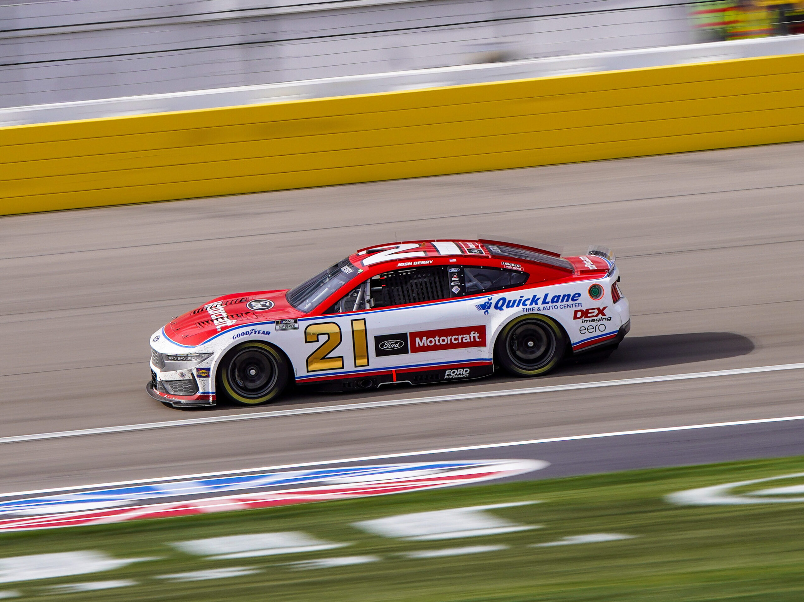 Berry gana duelo con Suárez en Las Vegas y consigue 1ª victoria de su carrera en NASCAR