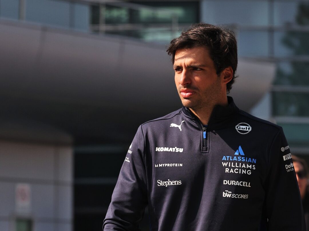 Sainz revela reunión con comisario de FIA sobre el veto a los insultos: «Fue muy útil»