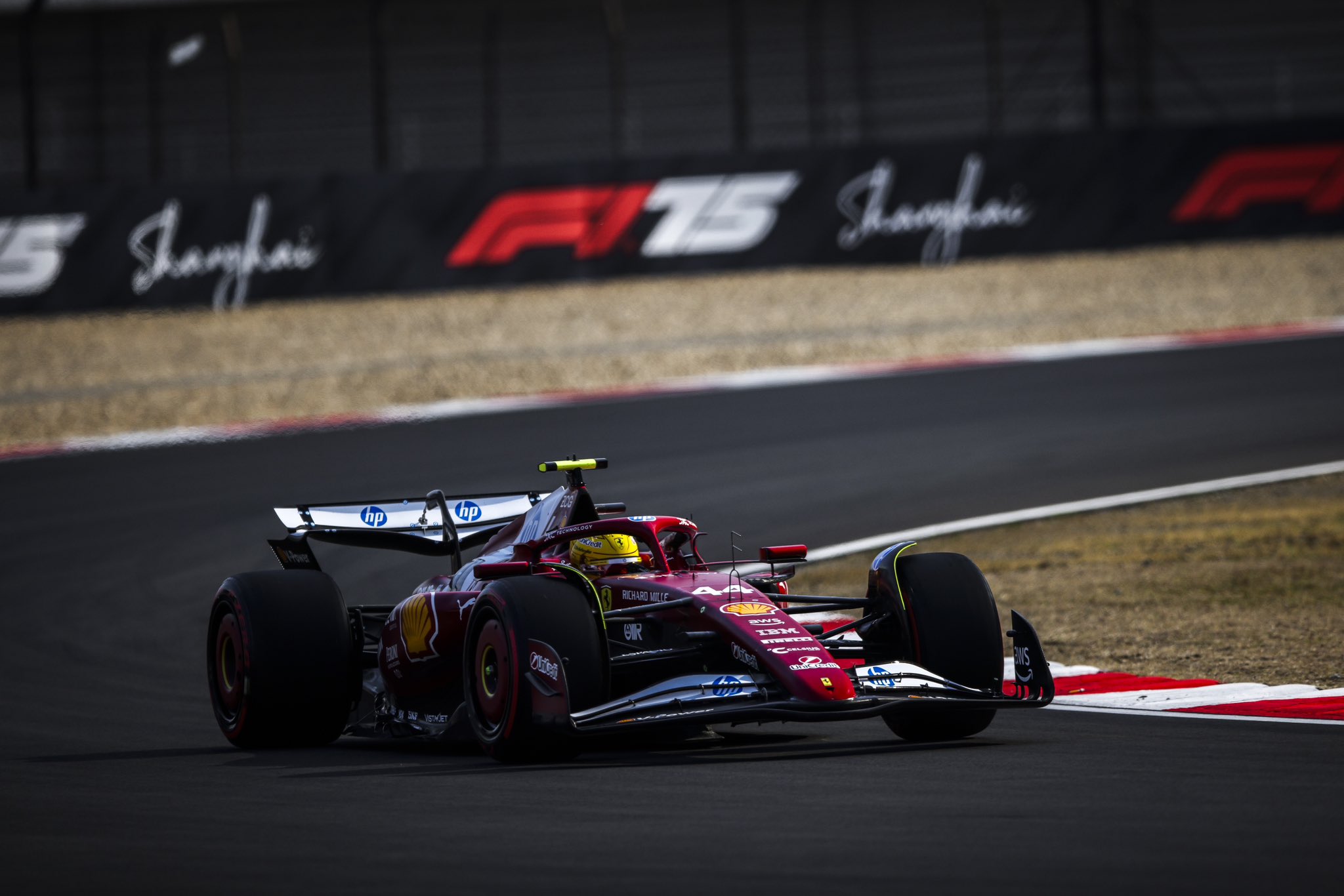 Hamilton ve afectado equilibrio por cambios que dejaron a Ferrari «en el filo de la navaja»