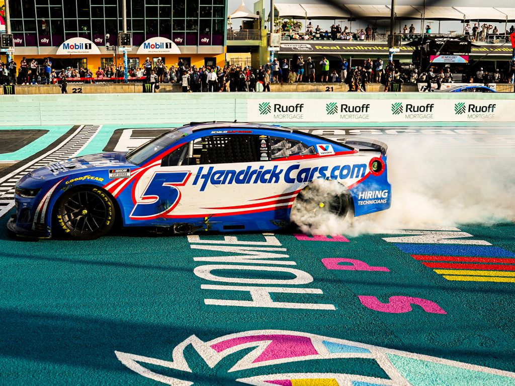 Larson aprovecha error de Bowman a seis vueltas del final y gana fecha en Homestead