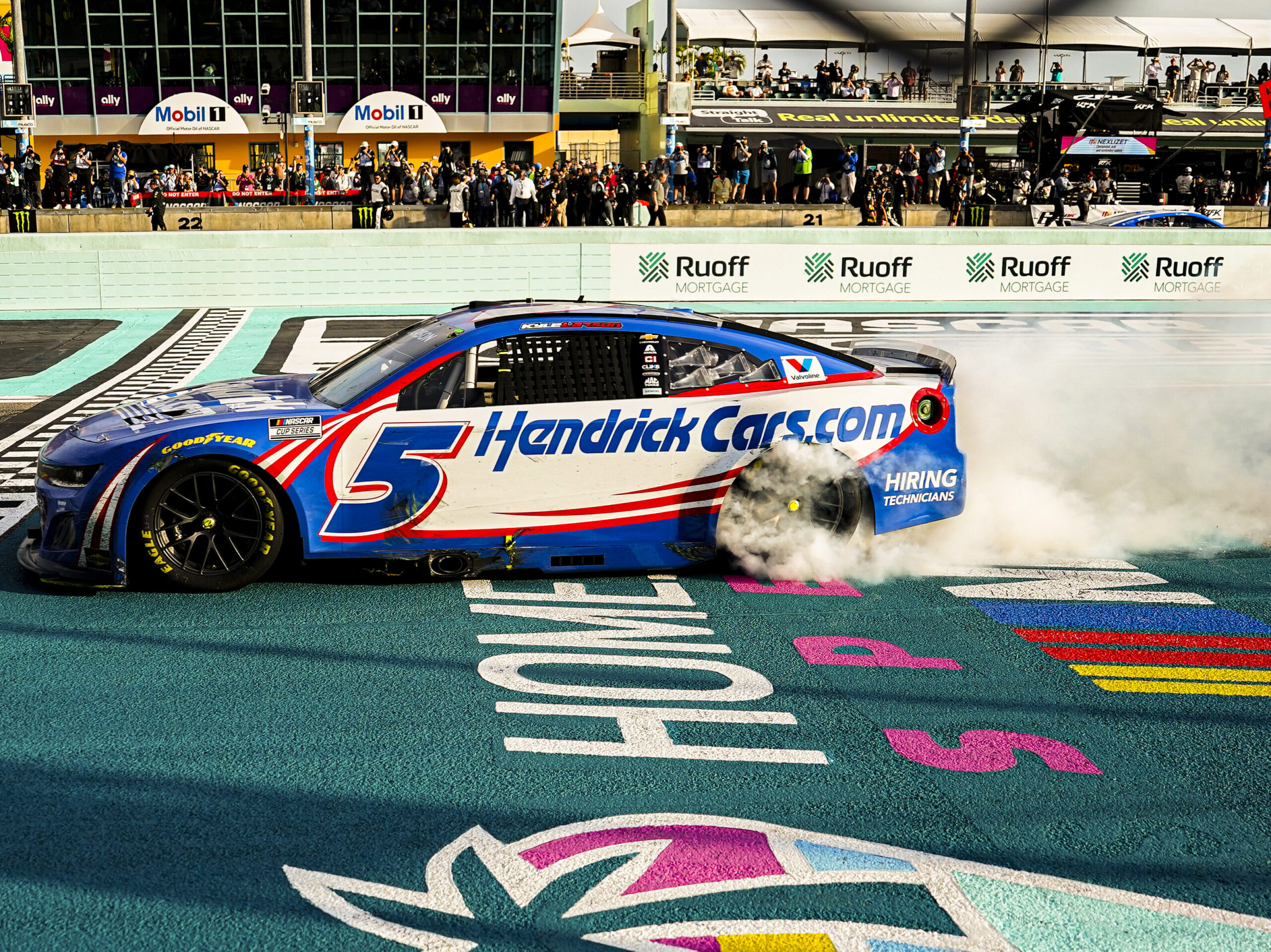 Larson aprovecha error de Bowman a seis vueltas del final y gana fecha en Homestead