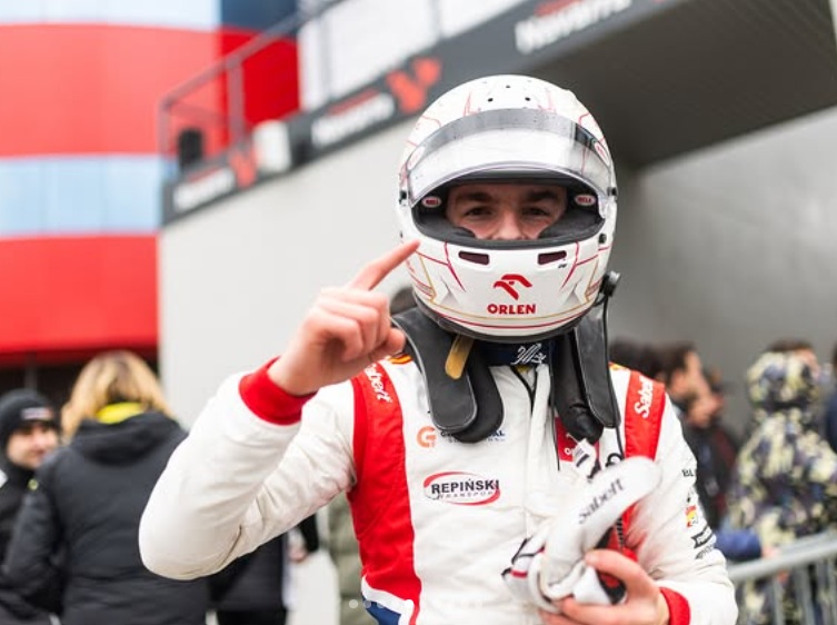 Przyrowski herda vitória da corrida 3 da F4 Espanhola em Aragão após punições. Costa é 9º