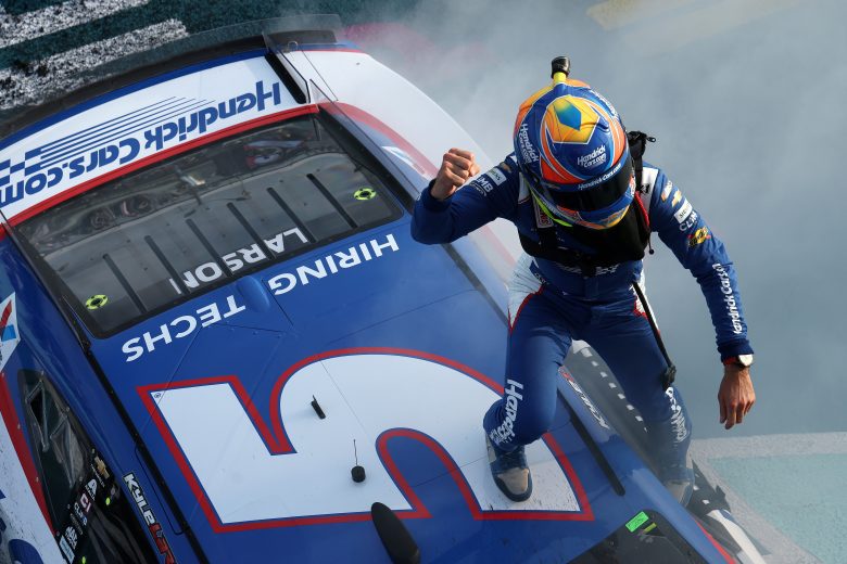 Larson aproveita erro de Bowman a 6 voltas do fim e vence etapa da Nascar em Homestead