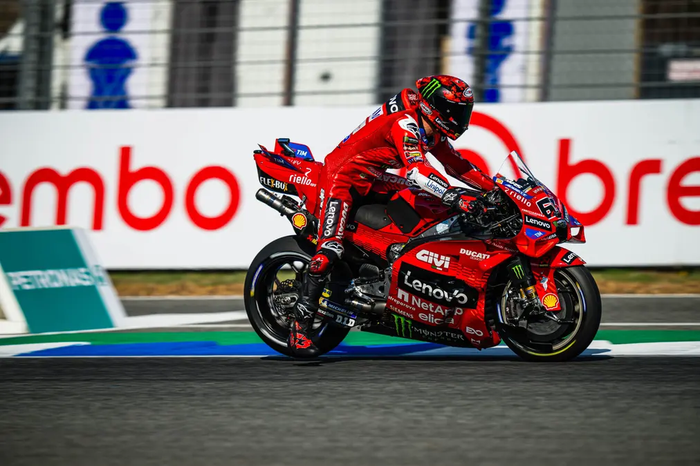 Ducati ve a Marc Márquez “con la moto en la mano” y a Bagnaia con “margen de mejora”