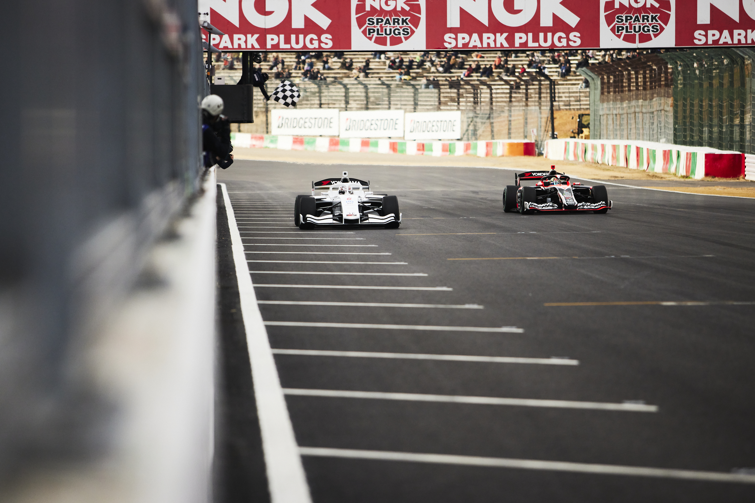 Ohta abre Super Fórmula com vitória por 0s2 sobre Iwasa na corrida 1 de Suzuka