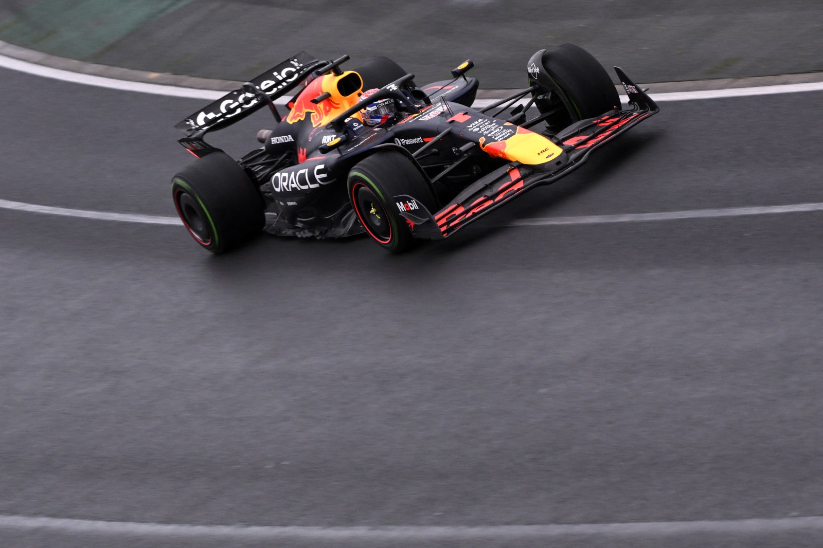 Red Bull vê acerto em decisão de manter Verstappen na pista: “Risco valeu a pena”