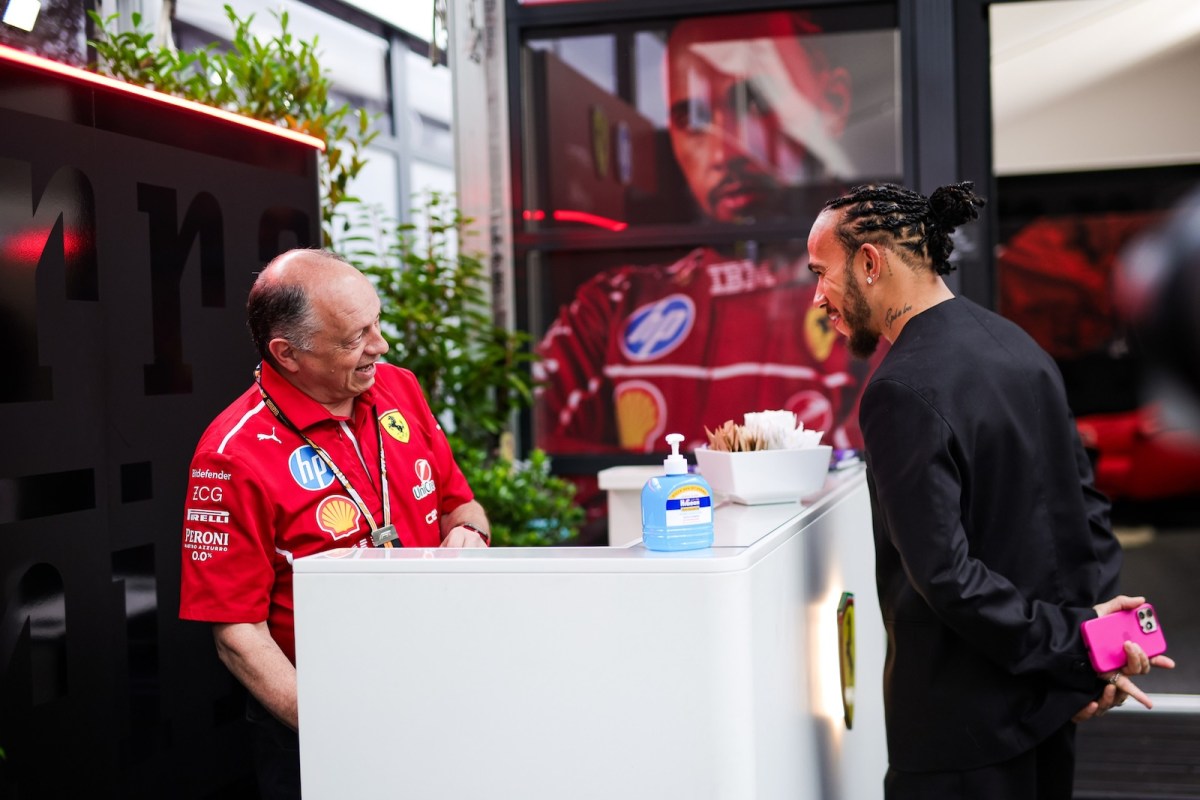 Hamilton reforça discurso e exalta Vasseur na Ferrari: “Homem certo para nos levar ao topo”