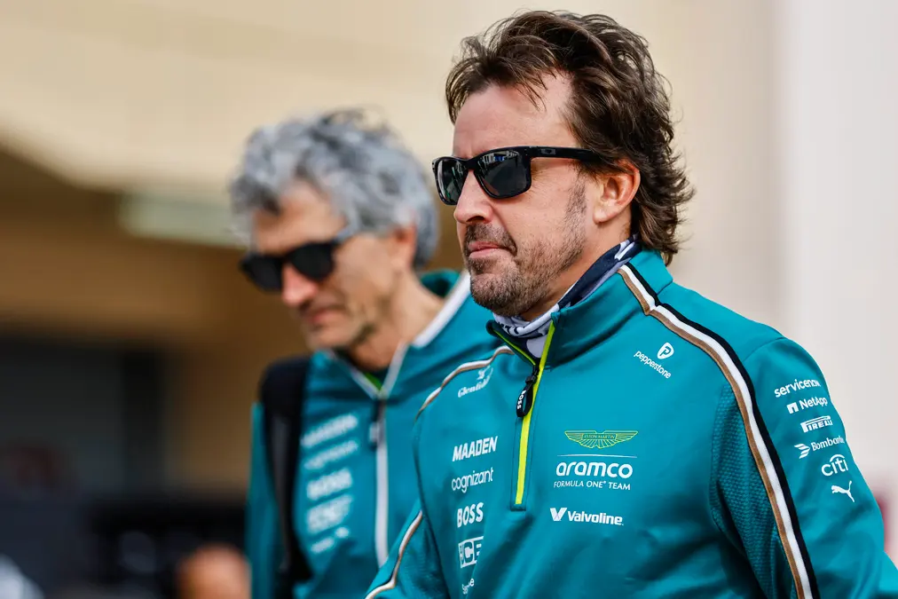 Alonso le responde a Norris sobre la paridad en F1 2025: “Lo dice porque puede ganar”