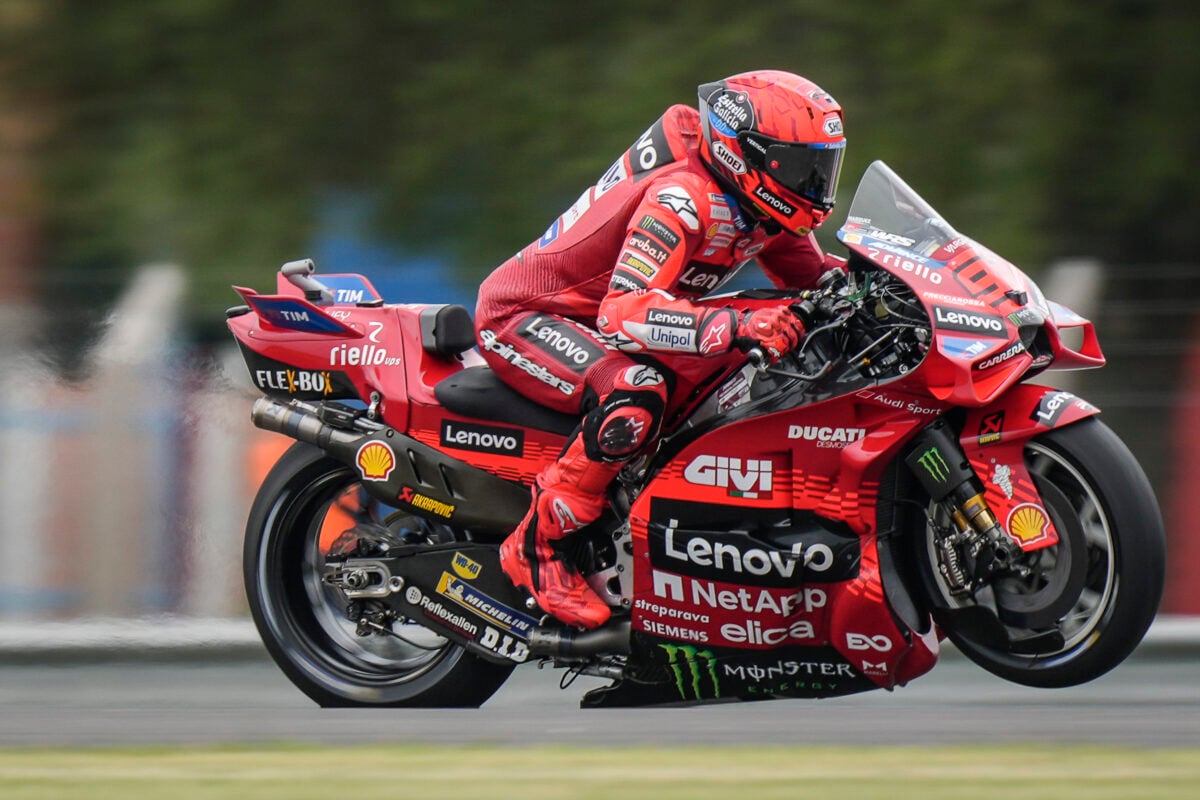 Márquez bloquea los ataques de su hermano y gana el sprint de MotoGP en Argentina