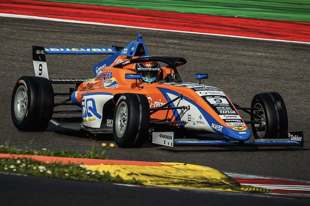 Lammers contém Przyrowski e vence corrida 2 da F4 Espanhola em Aragão. Costa é 8º