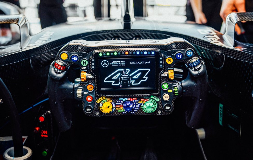 Riesgo, presión y disciplina mental: Lo que comparten el automovilismo y el póker competitivo de alto nivel