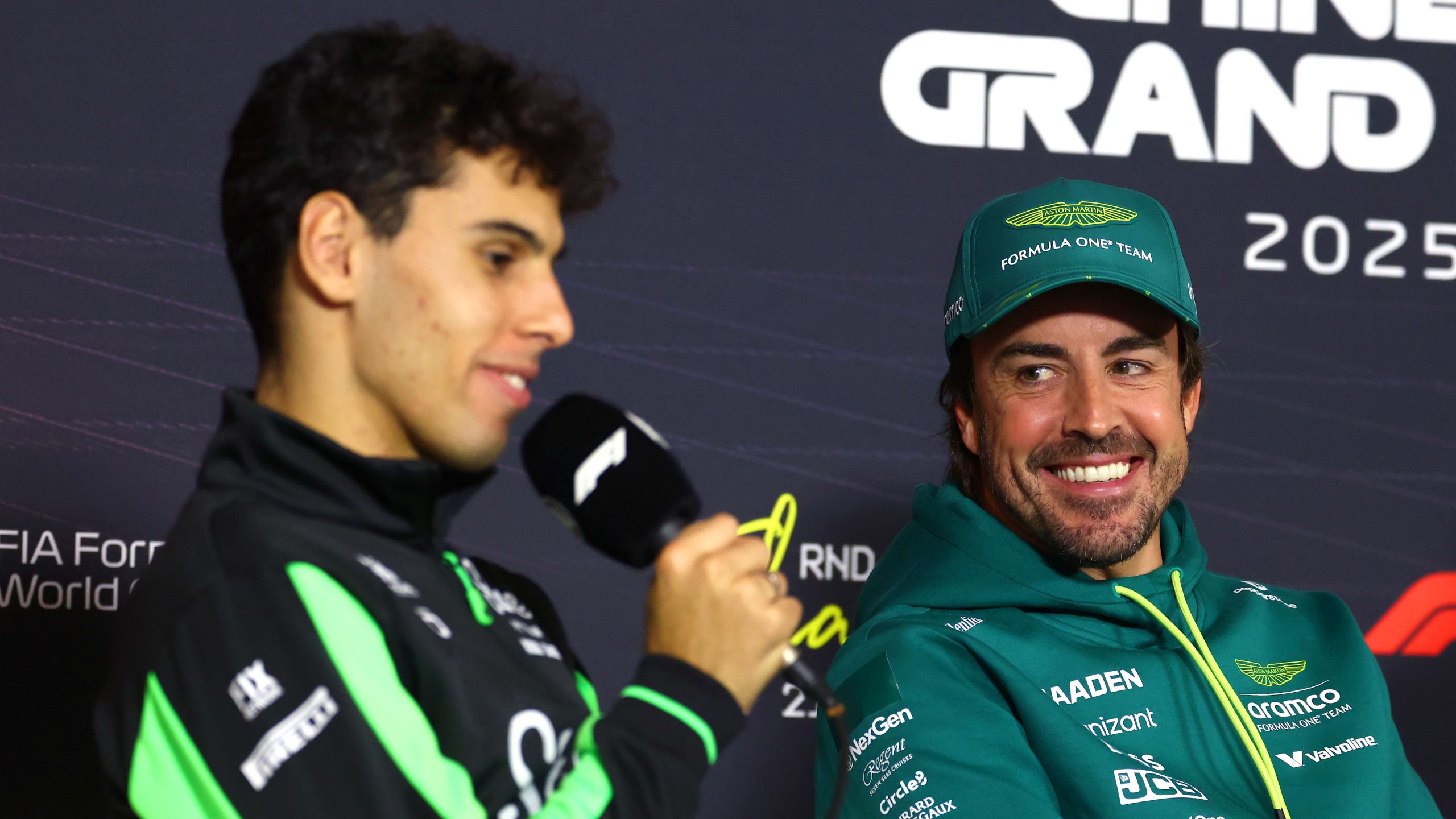 Alonso tranquiliza a Bortoleto tras incidente de Jeddah y bromea: «Tal vez quede sin cena»