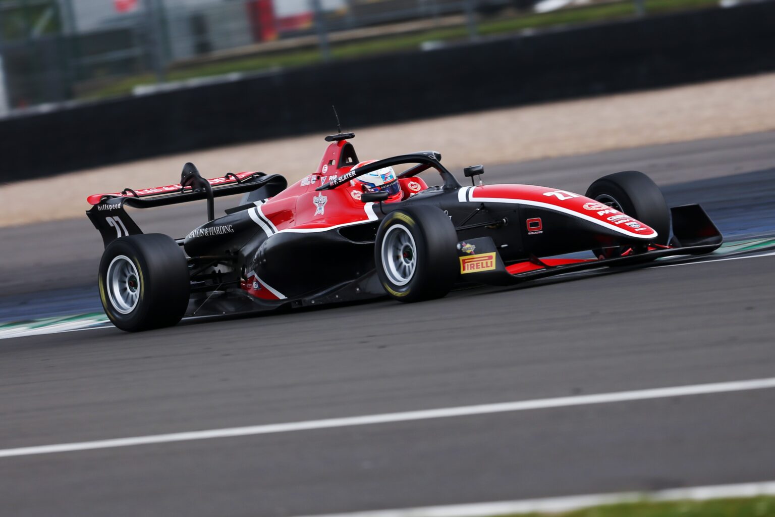 Slater sobra em estreia de novos carros na GB3 e vence corrida 1 de Silverstone