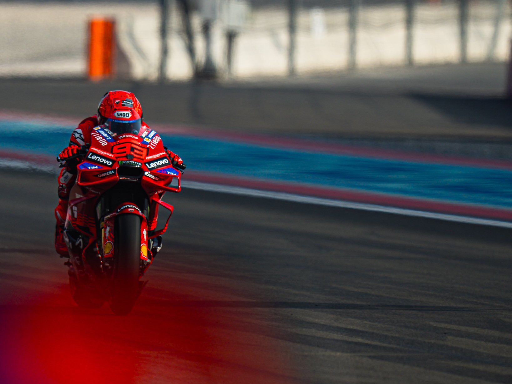 Marc Márquez supera a su hermano y logra la pole de MotoGP en Qatar. Bagnaia cae y es 11º