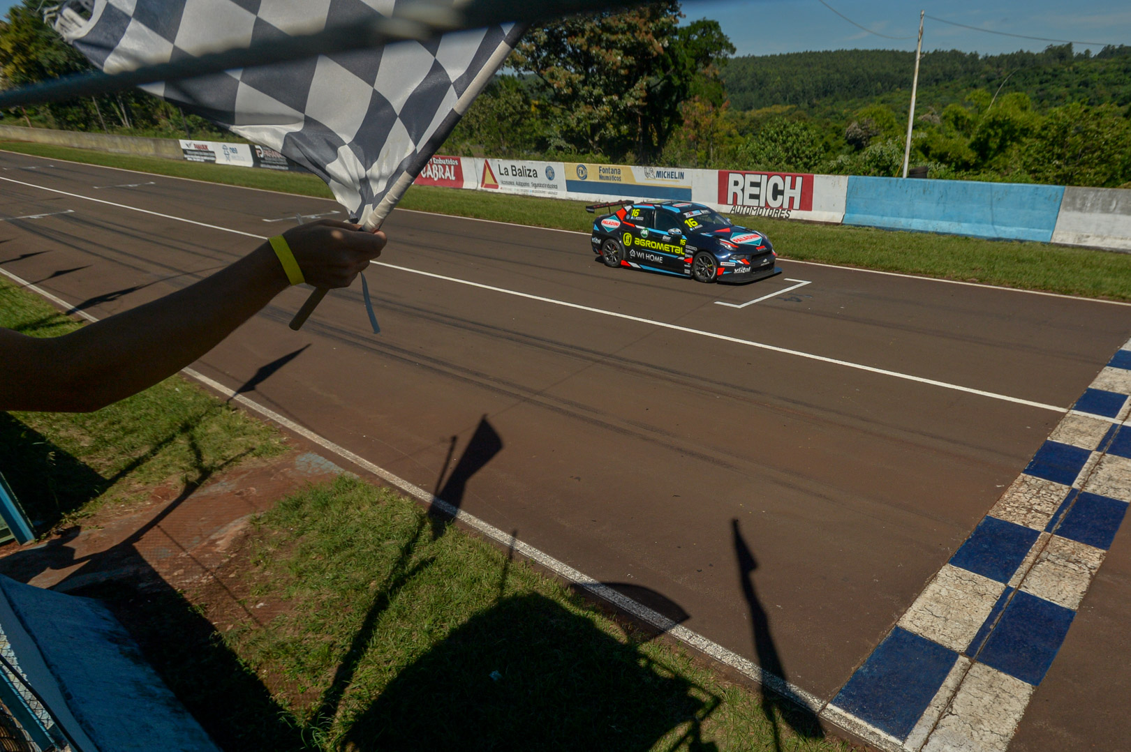Rosso y Leonel Pernía ganan en fecha doble del TCR Sudamerica en Oberá