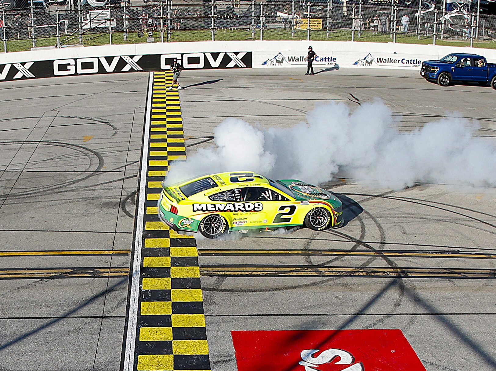 Cindric supera a Preece por 0s02 en la meta y gana la ronda de NASCAR en Talladega