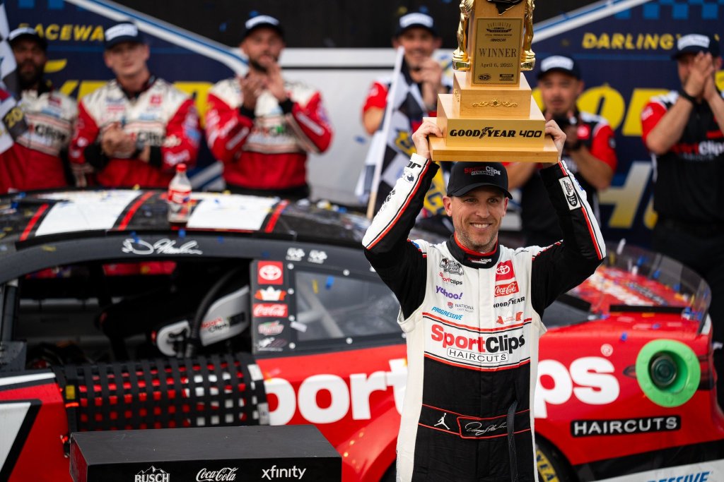 Hamlin captura liderazgo tras pitstop y vence etapa de Darlington de Nascar