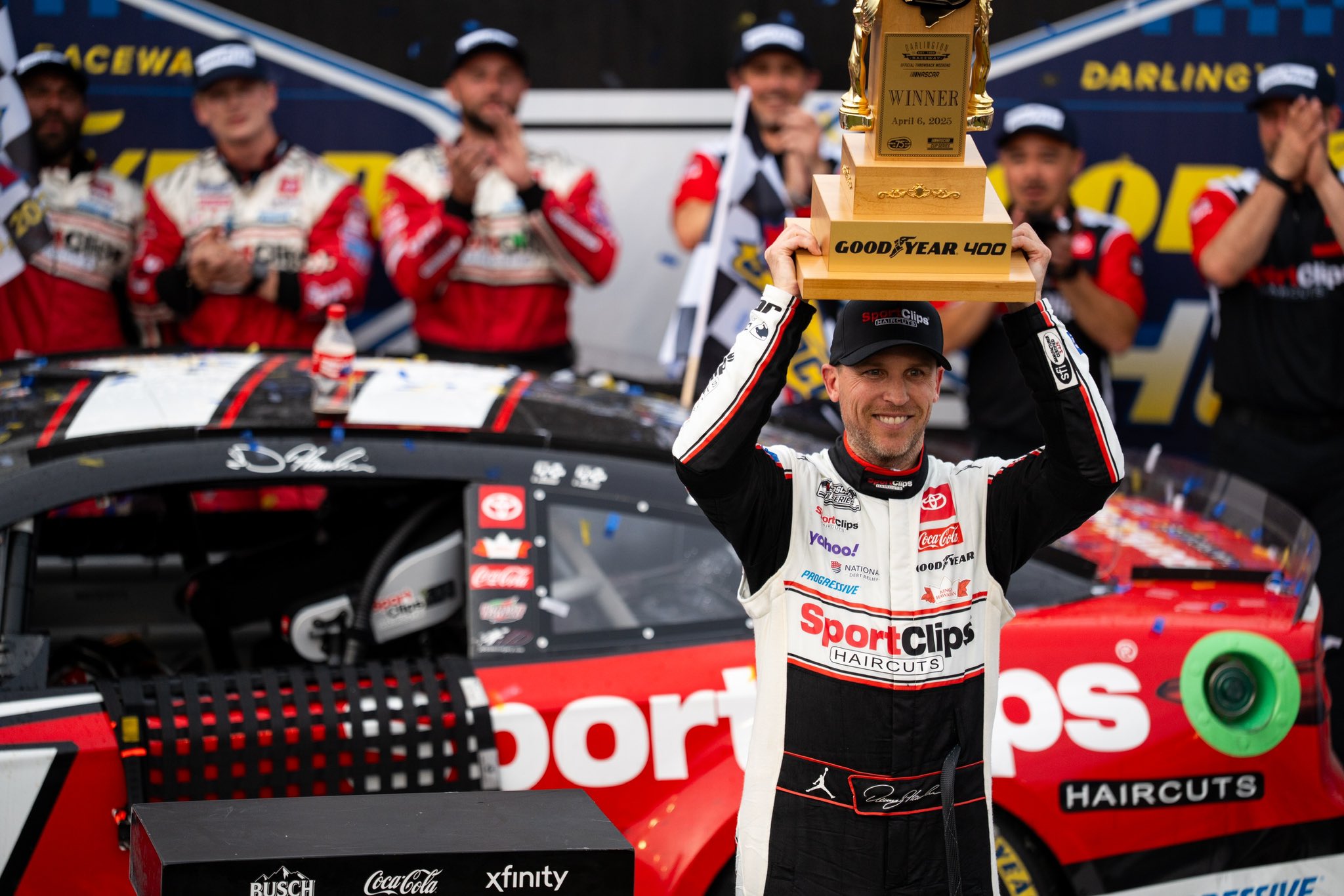 Hamlin captura liderazgo tras pitstop y vence etapa de Darlington de Nascar