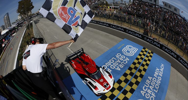 Nasr recebe a bandeirada para vencer em Long Beach (Foto: IMSA)