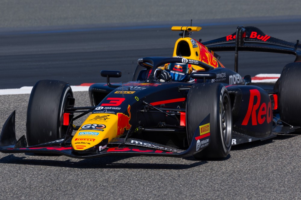 Martí ultrapassa 3 nas voltas finais e vence sprint da F2 no Bahrein em final eletrizante