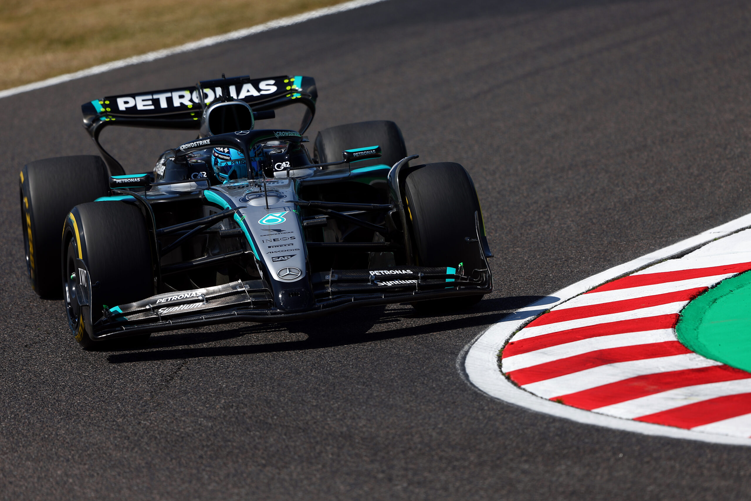 Russell cuestiona falta de ritmo y critica a Pirelli: «Necesitamos neumáticos más blandos»