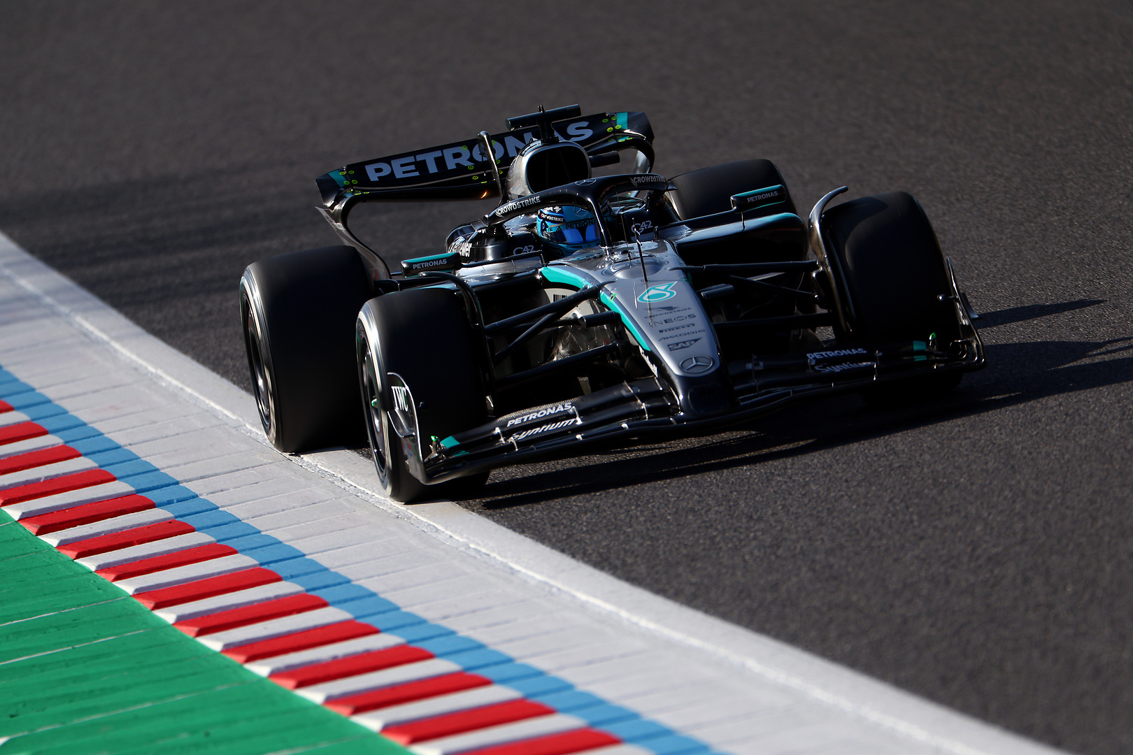 Mercedes decide cambiar batería y central electrónica del motor de Russell en Japón
