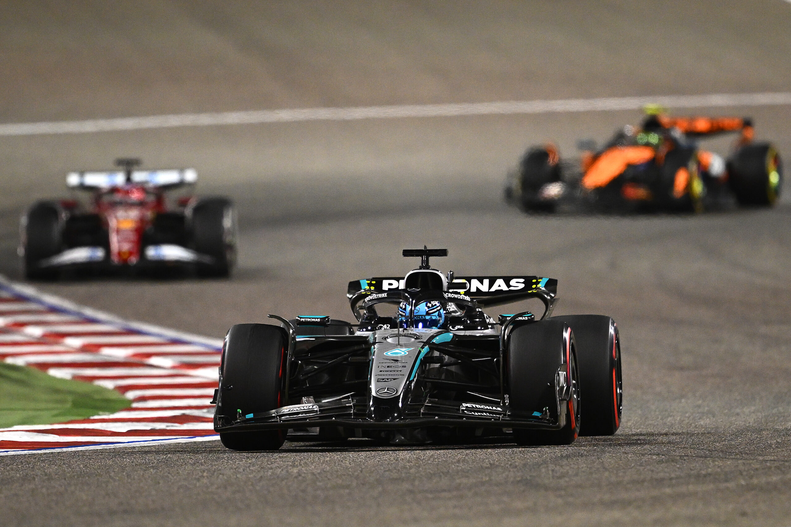 Mercedes destaca “coraje” de Russell por correr en Bahrein con una “pieza quemada”