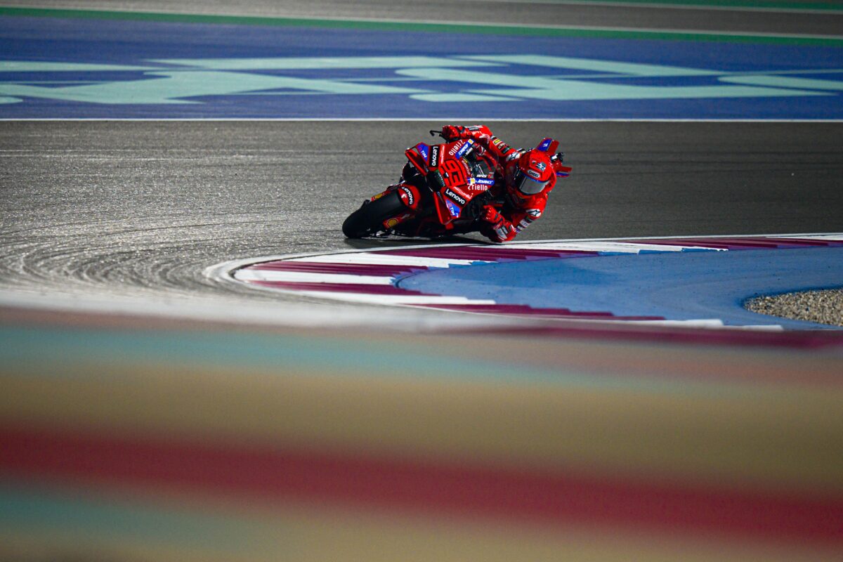 Márquez supera a un sorprendente Viñales y triunfa en el GP de Qatar; Bagnaia finaliza 3° 