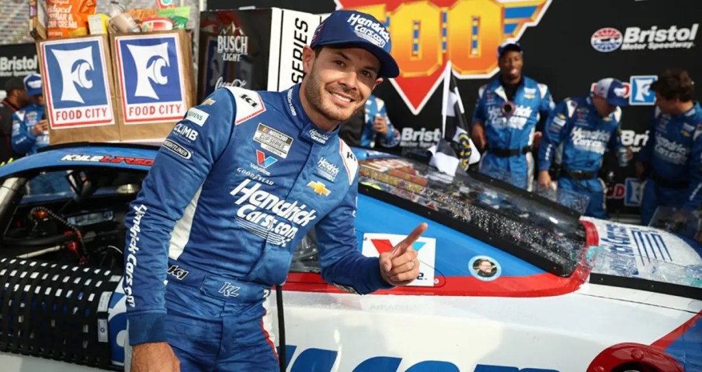 Larson domina la carrera de Nascar en Bristol y gana en un día de homenajes en Hendrick