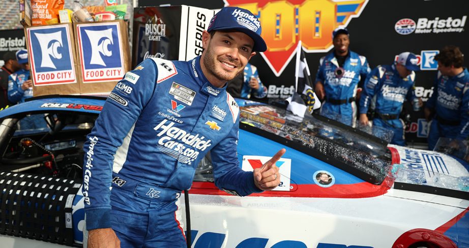 Larson domina etapa de Bristol da Nascar e vence em dia de homenagens na Hendrick