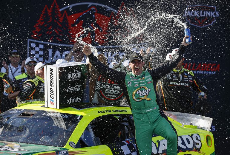 Cindric bate Preece por 0s02 na linha de chegada e vence etapa da Nascar em Talladega