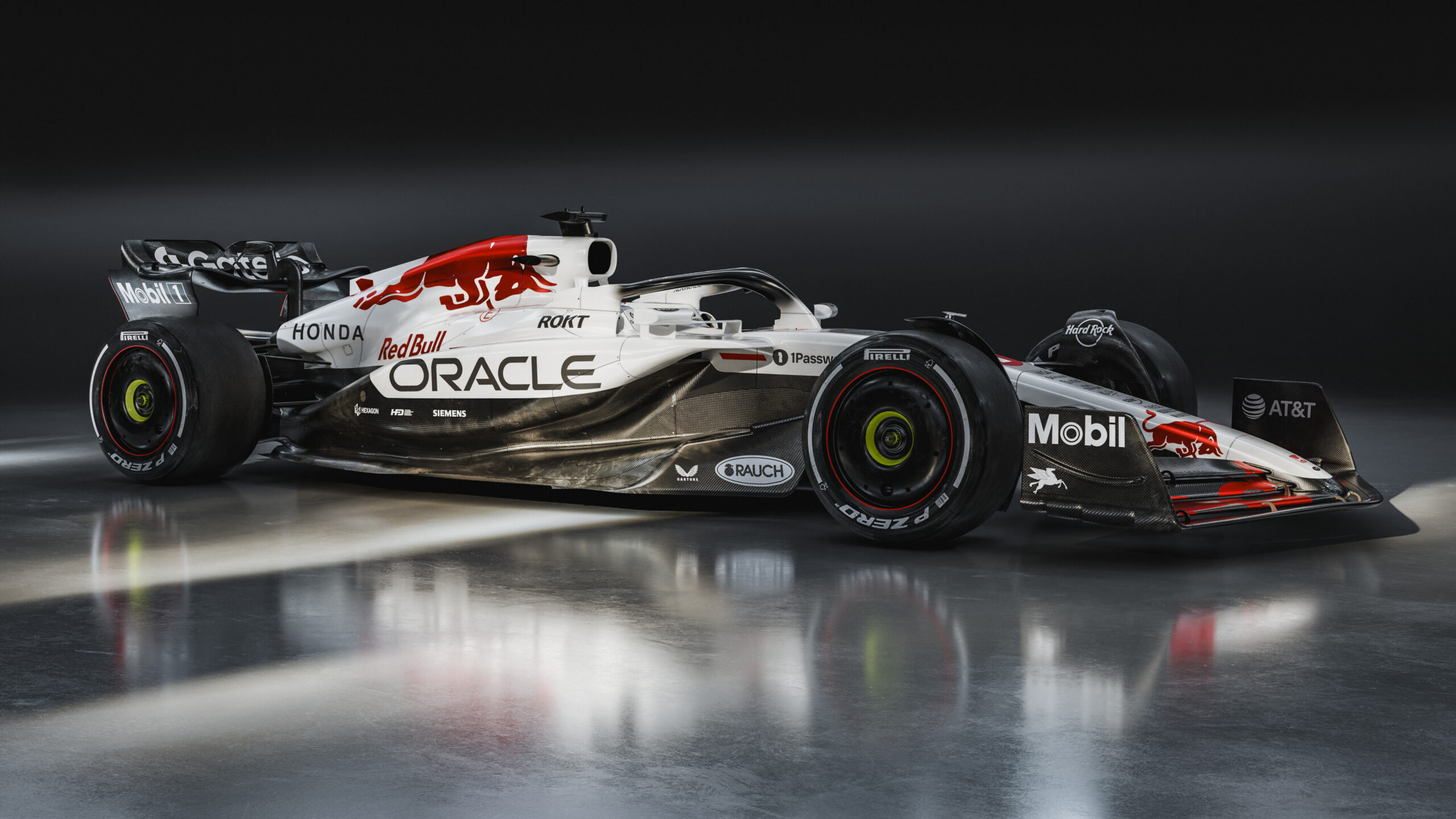 Red Bull homenajea primera victoria de Honda y presenta diseño blanco para el GP de Japón