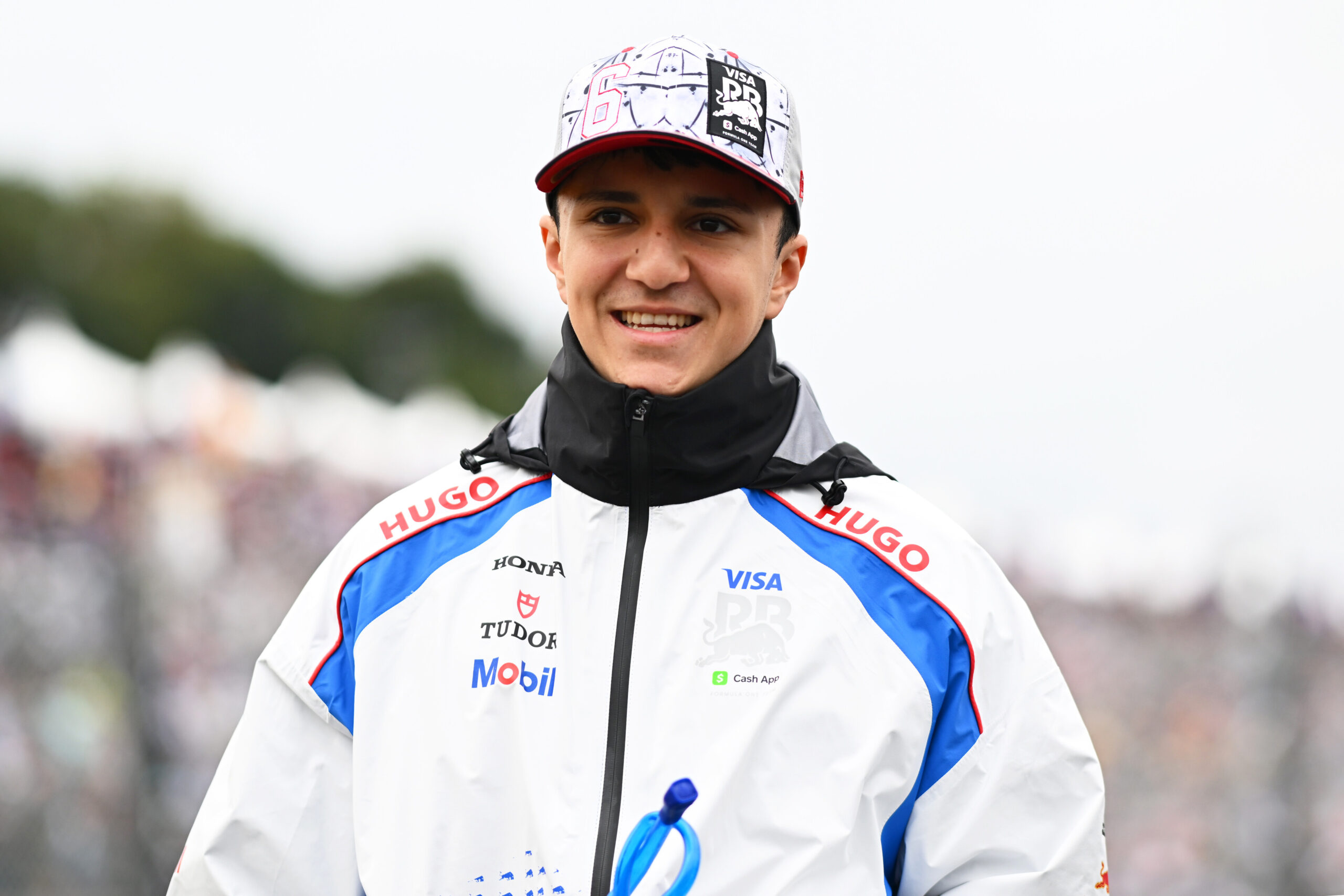 Hadjar fija objetivos para el GP de Bahrein: “Volver a la Q3 y sumar puntos”