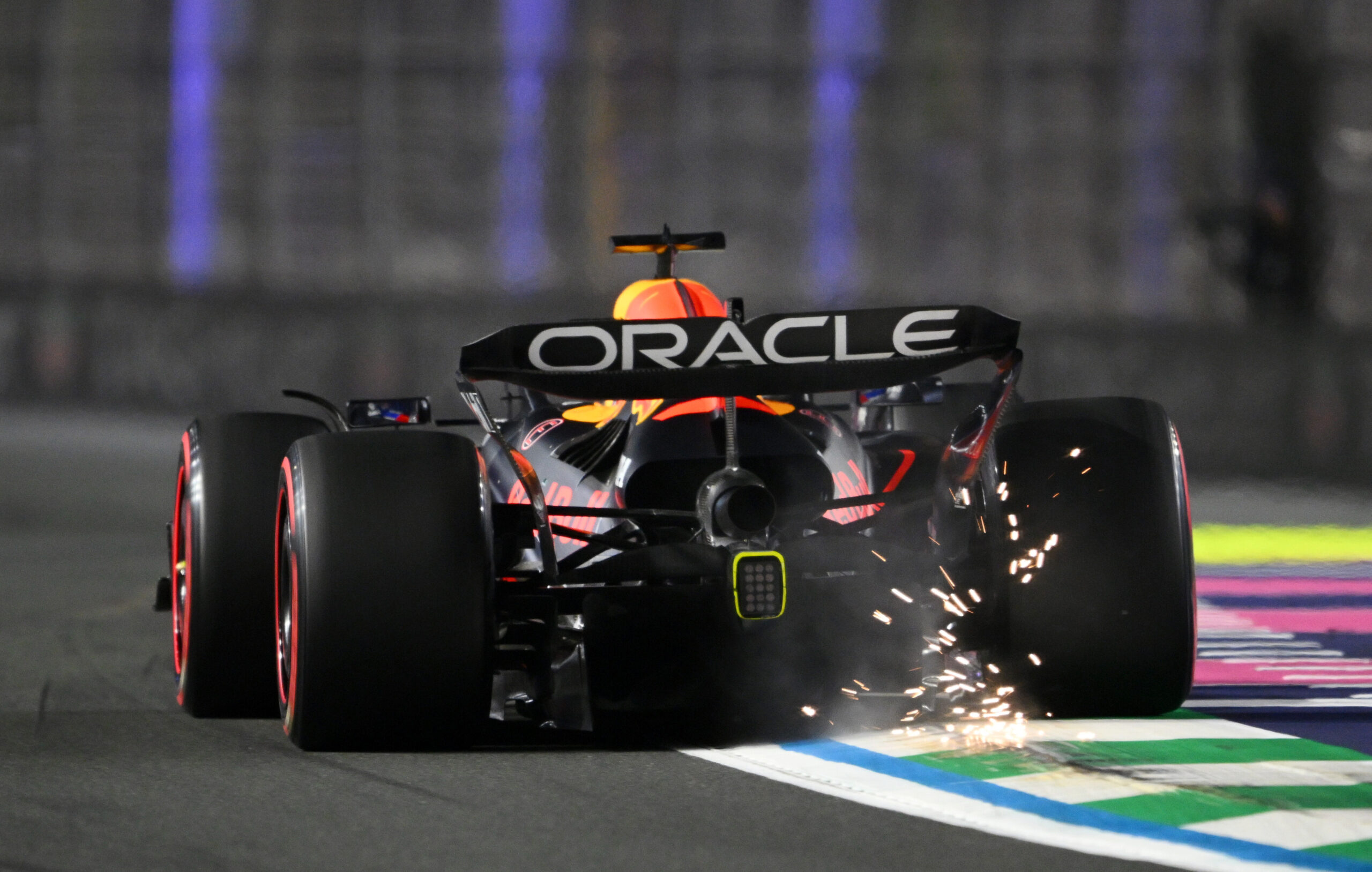 Verstappen supera a Piastri por 0s010 y logra la pole del GP de Arabia Saudita; Norris choca
