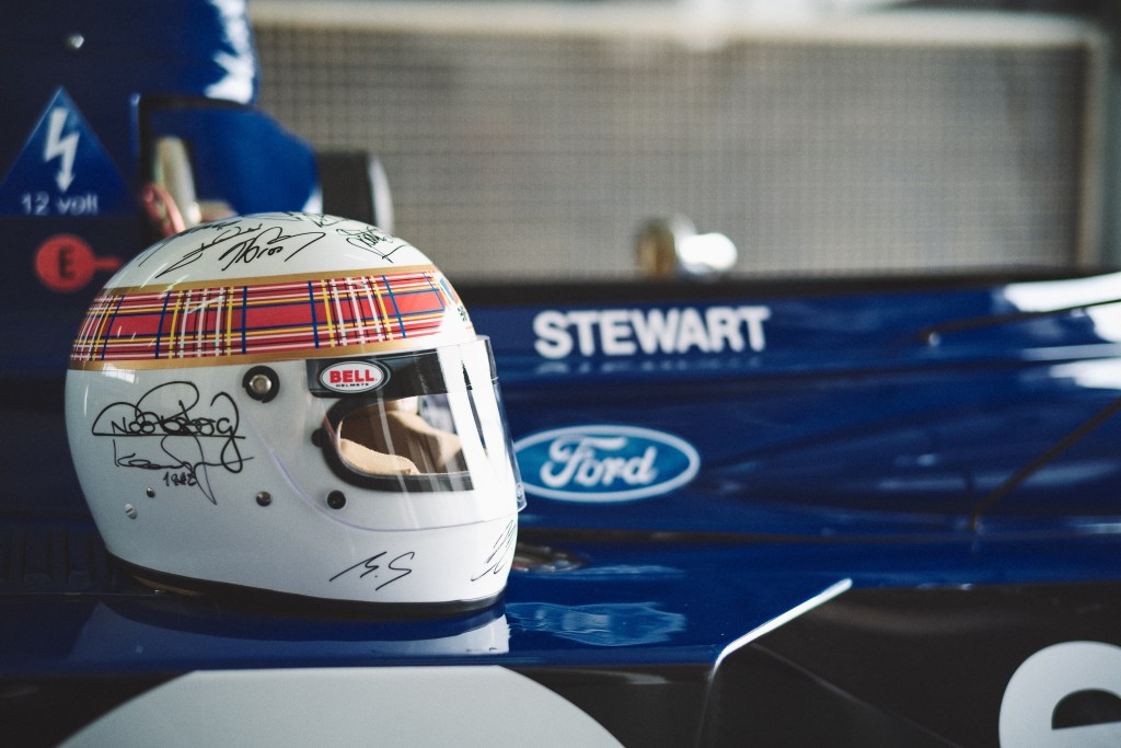Schumacher estampa su firma en casco de Stewart destinado a subasta benéfica