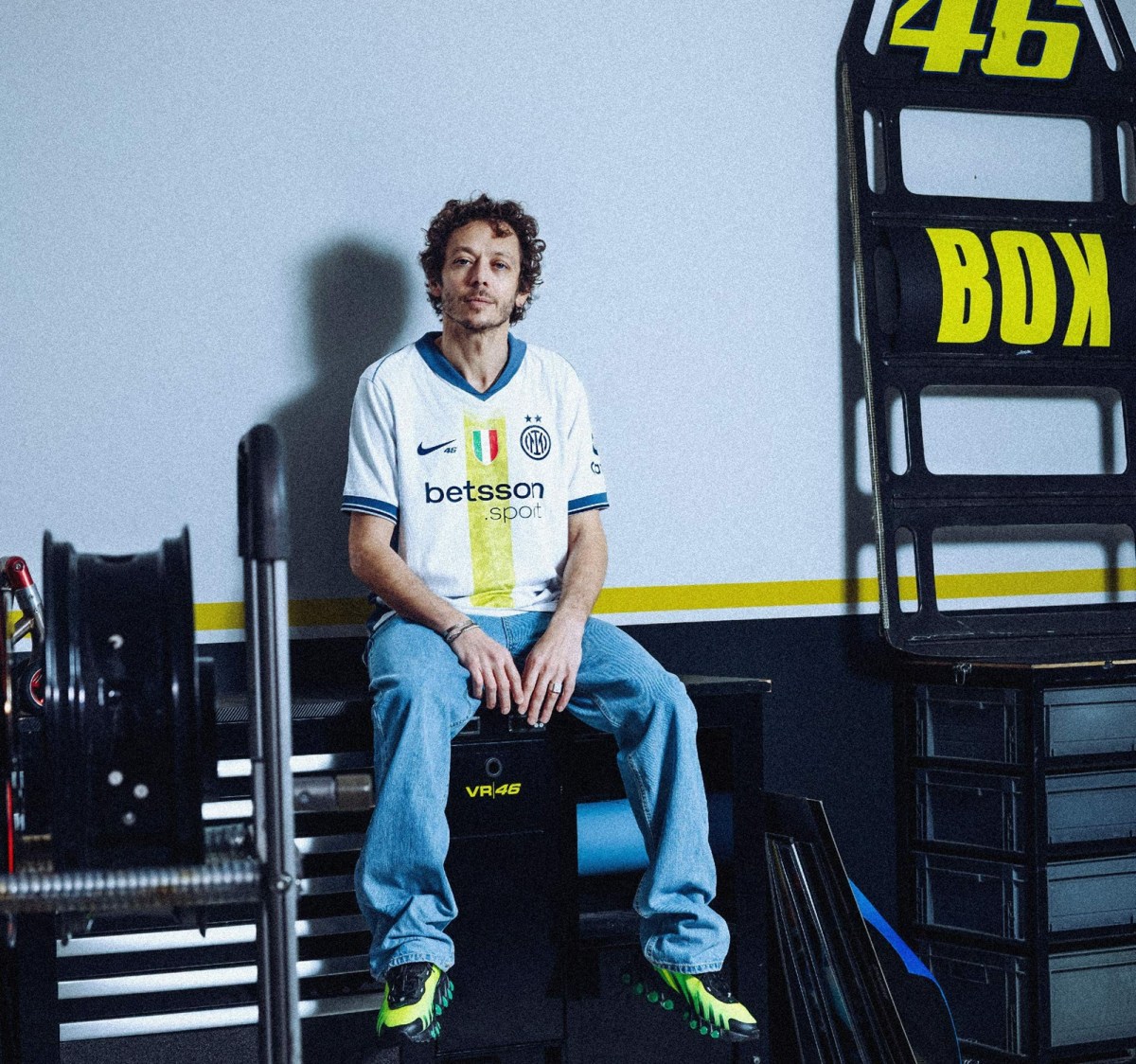 Inter de Milão faz colab e lança camisa reserva em celebração ao 46º aniversário de Rossi
