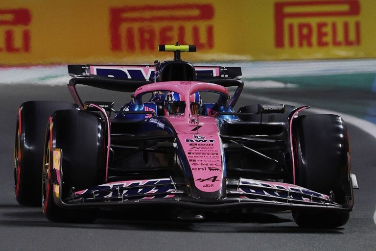 Depois de um fim de semana de pontos no Bahrein, Alpine e Haas sumiram. A equipe francesa só chegou ao 17º posto com Doohan depois que Gasly abandonou na primeira volta, enquanto a esquadra americana ficou em 13º e 14º com Bearman e Ocon, respectivamente (Foto: Alpine)